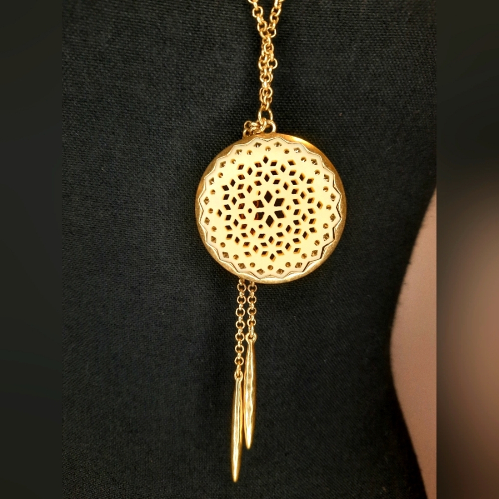 Elegant Gold Pendant Necklace